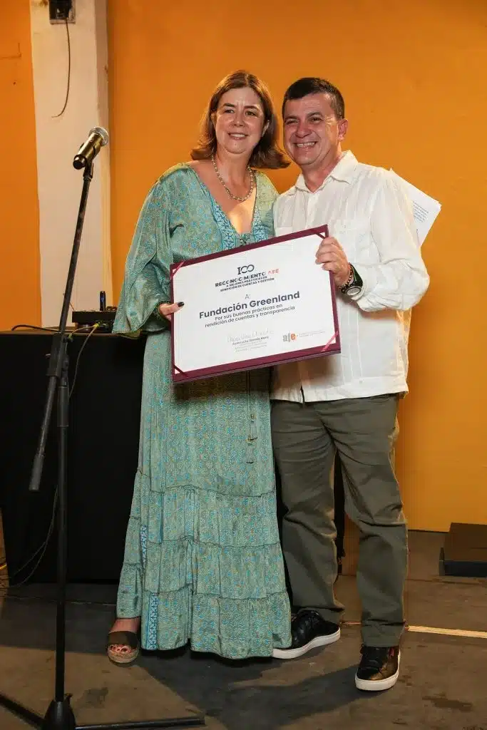 hombre y mujer con diploma