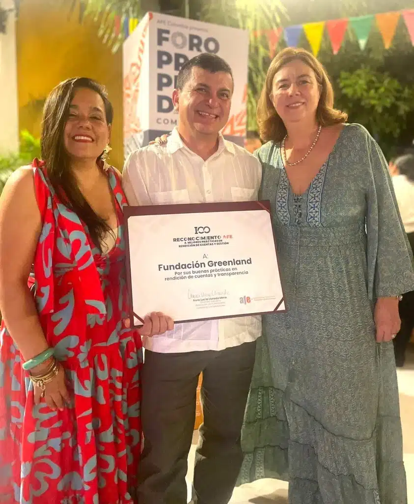 personas recibiendo diploma
