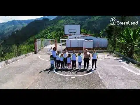 niños y maestros en la escuela