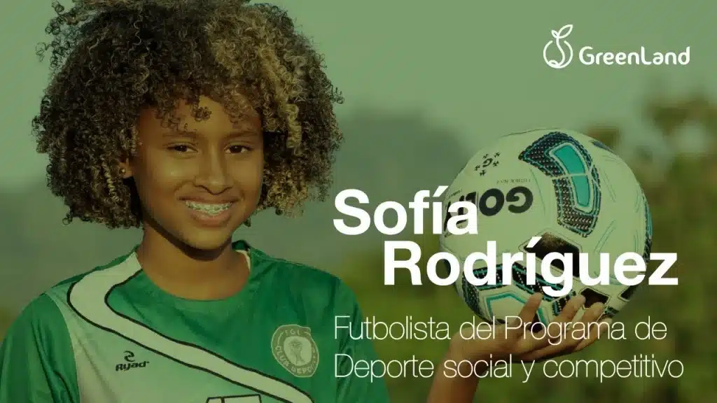 niña con balón en la mano